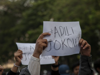 Hundreds of students from various universities are staging a demonstration to commemorate 10 years of Jokowi's government near the President...