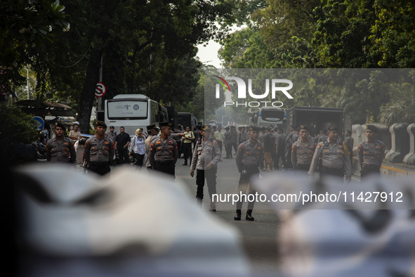 Hundreds of students from various universities are staging a demonstration to commemorate 10 years of Jokowi's government near the President...