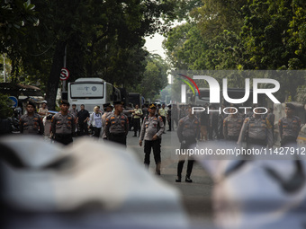 Hundreds of students from various universities are staging a demonstration to commemorate 10 years of Jokowi's government near the President...