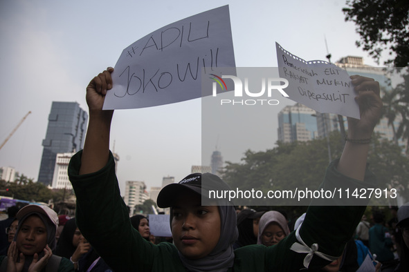 Hundreds of students from various universities are staging a demonstration to commemorate 10 years of Jokowi's government near the President...