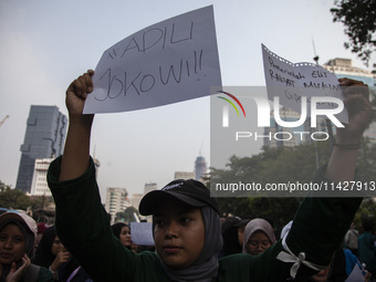 Hundreds of students from various universities are staging a demonstration to commemorate 10 years of Jokowi's government near the President...