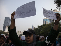 Hundreds of students from various universities are staging a demonstration to commemorate 10 years of Jokowi's government near the President...