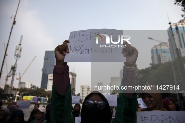 Hundreds of students from various universities are staging a demonstration to commemorate 10 years of Jokowi's government near the President...