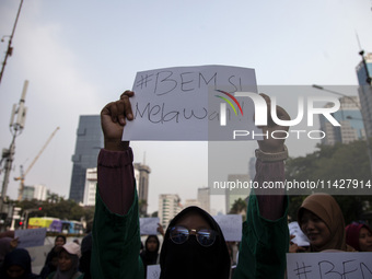 Hundreds of students from various universities are staging a demonstration to commemorate 10 years of Jokowi's government near the President...