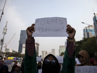 Hundreds of students from various universities are staging a demonstration to commemorate 10 years of Jokowi's government near the President...