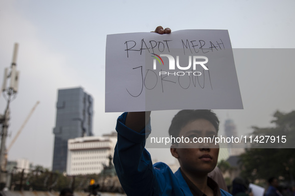 Hundreds of students from various universities are staging a demonstration to commemorate 10 years of Jokowi's government near the President...