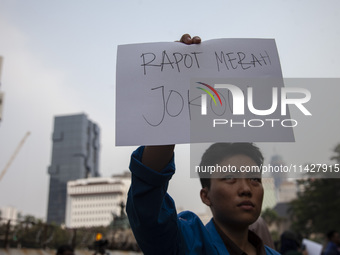 Hundreds of students from various universities are staging a demonstration to commemorate 10 years of Jokowi's government near the President...