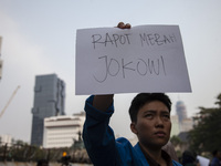 Hundreds of students from various universities are staging a demonstration to commemorate 10 years of Jokowi's government near the President...