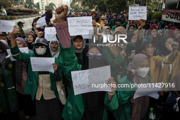 Hundreds of students from various universities are staging a demonstration to commemorate 10 years of Jokowi's government near the President...