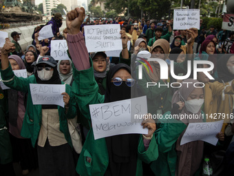 Hundreds of students from various universities are staging a demonstration to commemorate 10 years of Jokowi's government near the President...