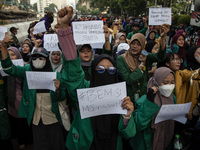 Hundreds of students from various universities are staging a demonstration to commemorate 10 years of Jokowi's government near the President...