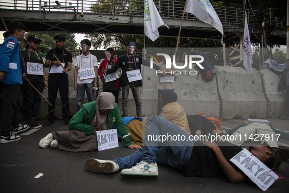 Hundreds of students from various universities are staging a demonstration to commemorate 10 years of Jokowi's government near the President...