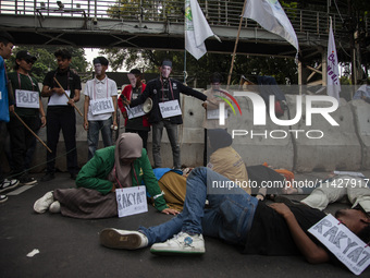 Hundreds of students from various universities are staging a demonstration to commemorate 10 years of Jokowi's government near the President...