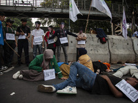 Hundreds of students from various universities are staging a demonstration to commemorate 10 years of Jokowi's government near the President...