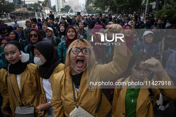 Hundreds of students from various universities are staging a demonstration to commemorate 10 years of Jokowi's government near the President...