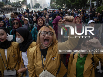 Hundreds of students from various universities are staging a demonstration to commemorate 10 years of Jokowi's government near the President...