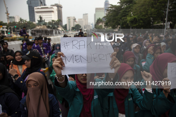 Hundreds of students from various universities are staging a demonstration to commemorate 10 years of Jokowi's government near the President...