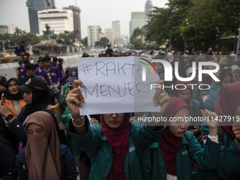 Hundreds of students from various universities are staging a demonstration to commemorate 10 years of Jokowi's government near the President...