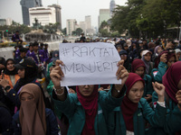 Hundreds of students from various universities are staging a demonstration to commemorate 10 years of Jokowi's government near the President...