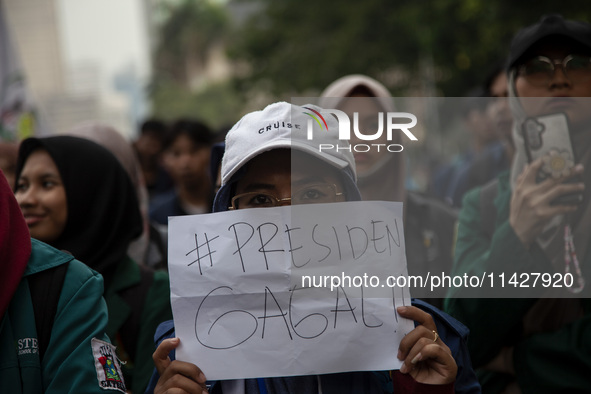 Hundreds of students from various universities are staging a demonstration to commemorate 10 years of Jokowi's government near the President...