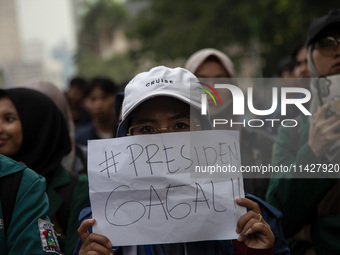 Hundreds of students from various universities are staging a demonstration to commemorate 10 years of Jokowi's government near the President...