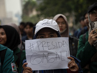 Hundreds of students from various universities are staging a demonstration to commemorate 10 years of Jokowi's government near the President...