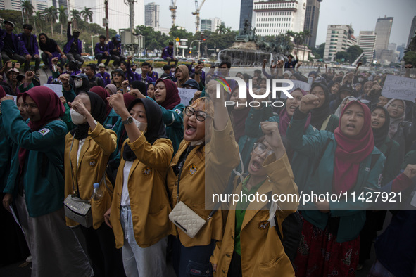 Hundreds of students from various universities are staging a demonstration to commemorate 10 years of Jokowi's government near the President...