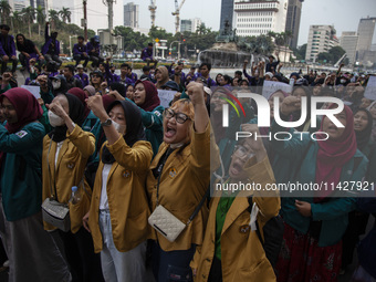 Hundreds of students from various universities are staging a demonstration to commemorate 10 years of Jokowi's government near the President...