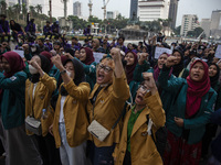 Hundreds of students from various universities are staging a demonstration to commemorate 10 years of Jokowi's government near the President...