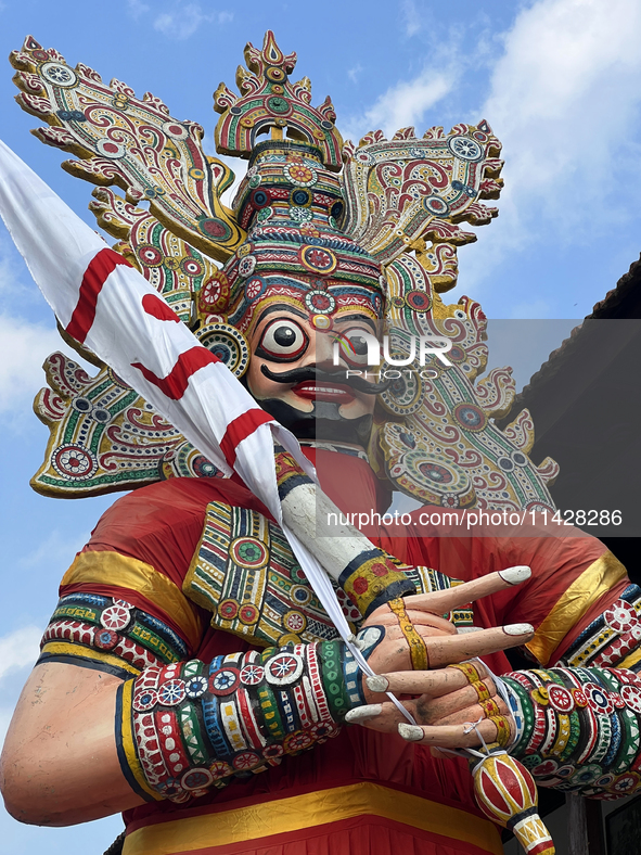 Giant idols of the Pandavas are being erected along the eastern entrance of the historic Sree Padmanabhaswamy Temple during the Panguni Utsa...