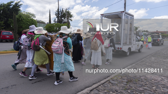 Pilgrim women from the Sierra Gorda of Queretaro are arriving at the Municipality of San Juan del Rio to continue their journey heading to t...