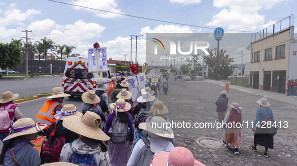 Pilgrim women from the Sierra Gorda of Queretaro are arriving at the Municipality of San Juan del Rio to continue their journey heading to t...