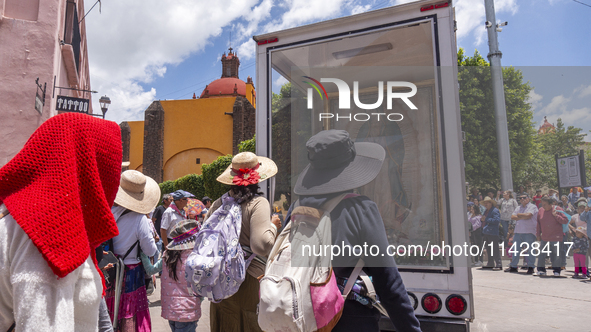 Pilgrim women from the Sierra Gorda of Queretaro are arriving at the Municipality of San Juan del Rio to continue their journey heading to t...