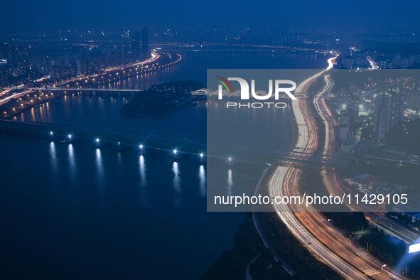 An evening scene of Seoul's Han River and Olympic Blvd is being viewed from the 63 Building in Seoul, South Korea. The 63 Building is a skys...