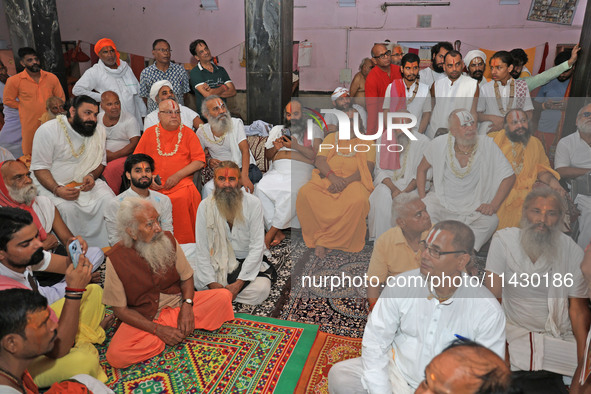 The Hindu community saints and mahants are taking part in a meeting led by Raghavacharya Maharaj of Rewasa Dham as they are welcoming the de...