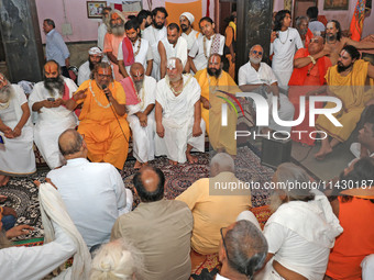 The Hindu community saints and mahants are taking part in a meeting led by Raghavacharya Maharaj of Rewasa Dham as they are welcoming the de...