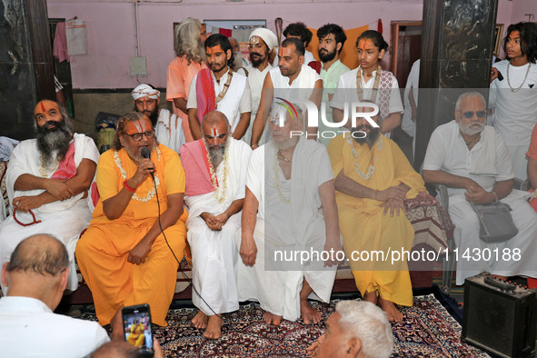 The Hindu community saints and mahants are taking part in a meeting led by Raghavacharya Maharaj of Rewasa Dham as they are welcoming the de...