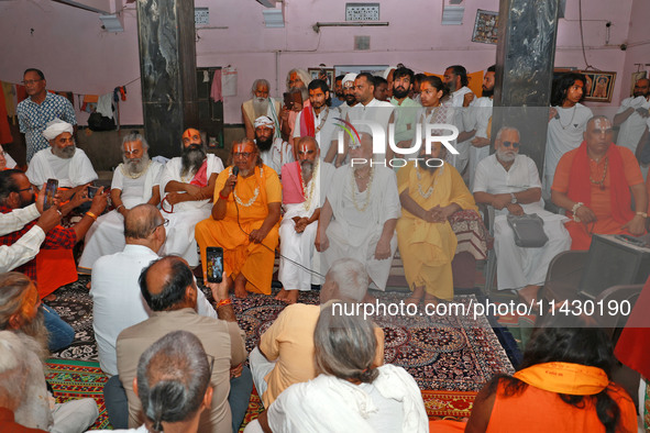 The Hindu community saints and mahants are taking part in a meeting led by Raghavacharya Maharaj of Rewasa Dham as they are welcoming the de...