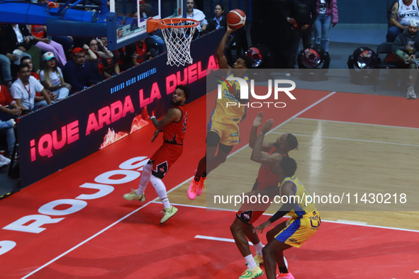 Lamonte Bearden #6 of Santos is driving to the basket during the National Professional Basketball League (LNBP) game between Diablos Rojos a...