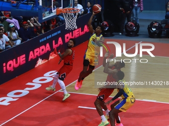 Lamonte Bearden #6 of Santos is driving to the basket during the National Professional Basketball League (LNBP) game between Diablos Rojos a...