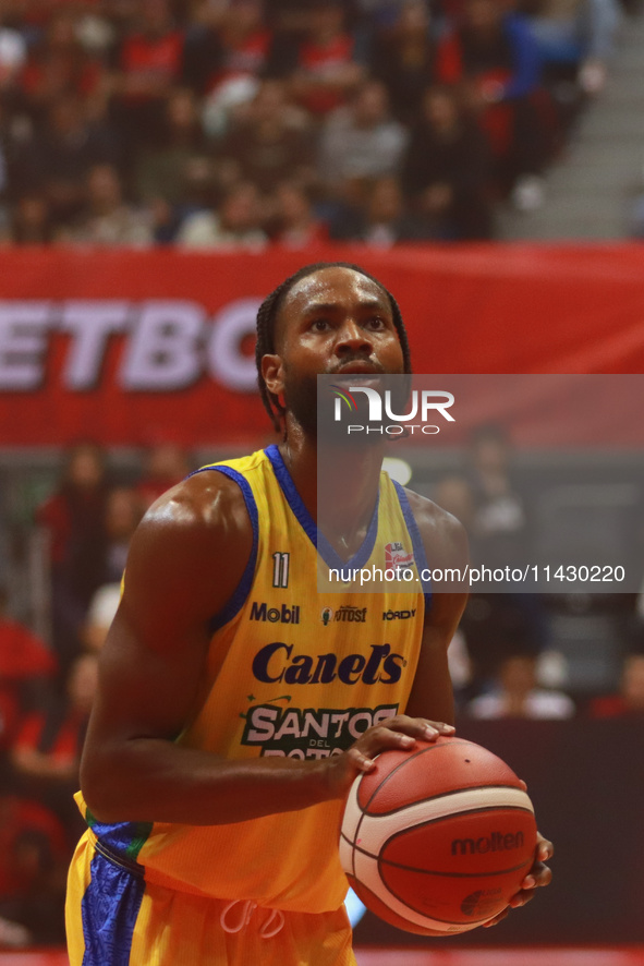 Johnny Hughes III #11 of Santos is preparing to shoot a free throw during the National Professional Basketball League (LNBP) game between Di...