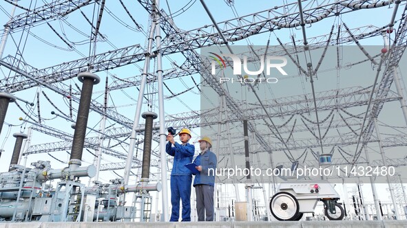 An intelligent inspection robot and operation and maintenance personnel are braving high temperatures to inspect the power supply equipment...