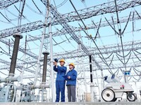 An intelligent inspection robot and operation and maintenance personnel are braving high temperatures to inspect the power supply equipment...