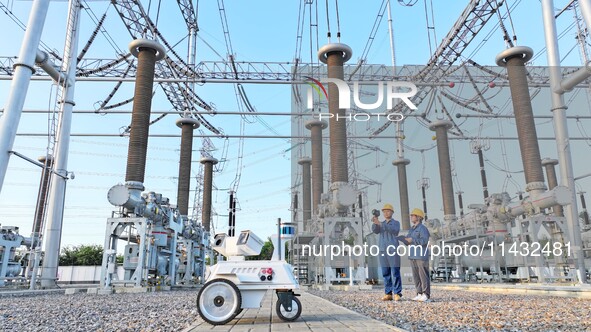 An intelligent inspection robot and operation and maintenance personnel are braving high temperatures to inspect the power supply equipment...