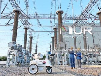 An intelligent inspection robot and operation and maintenance personnel are braving high temperatures to inspect the power supply equipment...