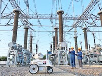 An intelligent inspection robot and operation and maintenance personnel are braving high temperatures to inspect the power supply equipment...