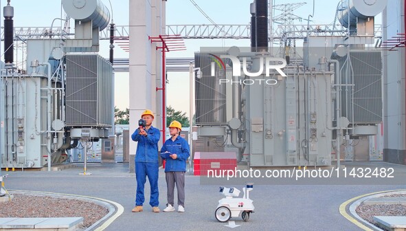 An intelligent inspection robot and operation and maintenance personnel are braving high temperatures to inspect the power supply equipment...