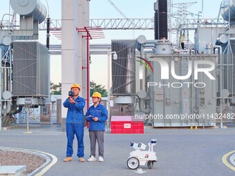 An intelligent inspection robot and operation and maintenance personnel are braving high temperatures to inspect the power supply equipment...