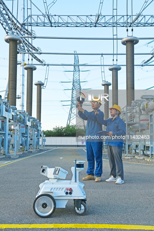 An intelligent inspection robot and operation and maintenance personnel are braving high temperatures to inspect the power supply equipment...