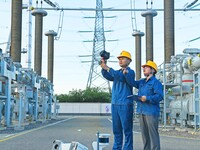 An intelligent inspection robot and operation and maintenance personnel are braving high temperatures to inspect the power supply equipment...